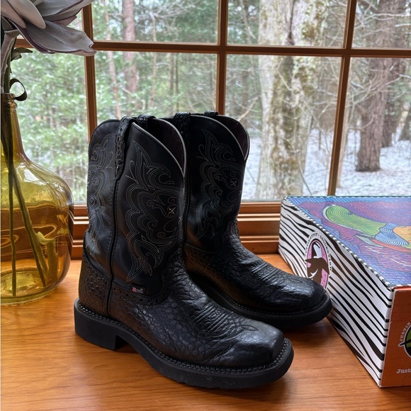 Justin Gypsy Boots Black Leather Cowboy Boots. - Picture 4 of 7